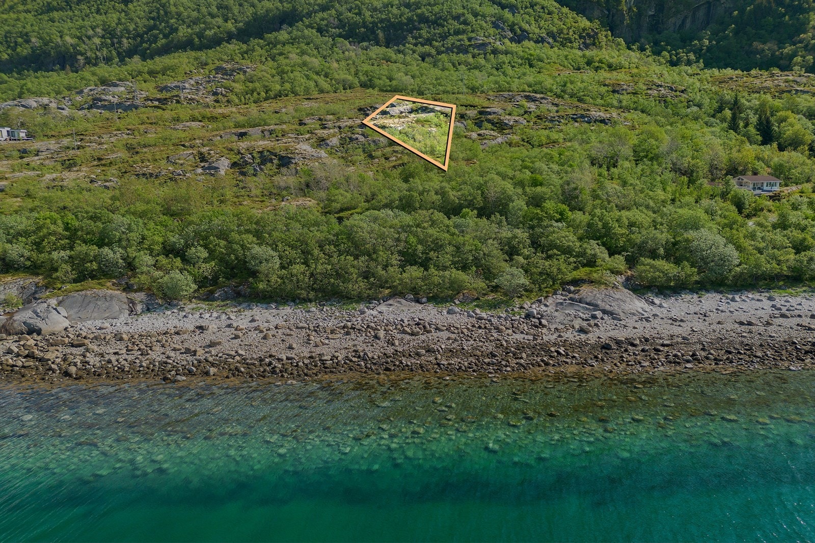 Ubebygd eiendom som ved Tonnesveien, Konsvikosen på fastlandet i Lurøy kommune på Helgelandskysten, også kalt "verdens vakreste kystområde". Grensene er illustrativt satt av fotograf, se SE-Eiendom for eksakt. Galleribilde