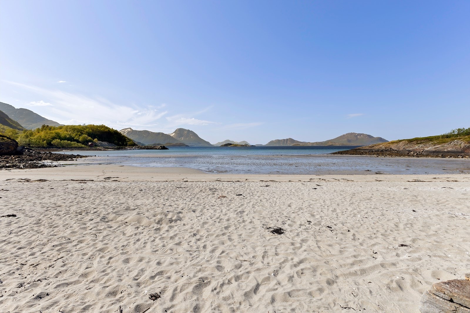 Langrunn og finkornet sandstrand med utsikt. Galleribilde