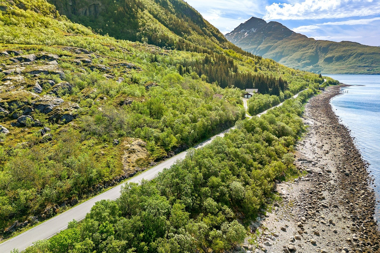 Her finner du utallige tur-og fiskemuligheter. Eiendommen
ligger i et etablert og attraktivt fritidsområde i Konsvikosen. Galleribilde