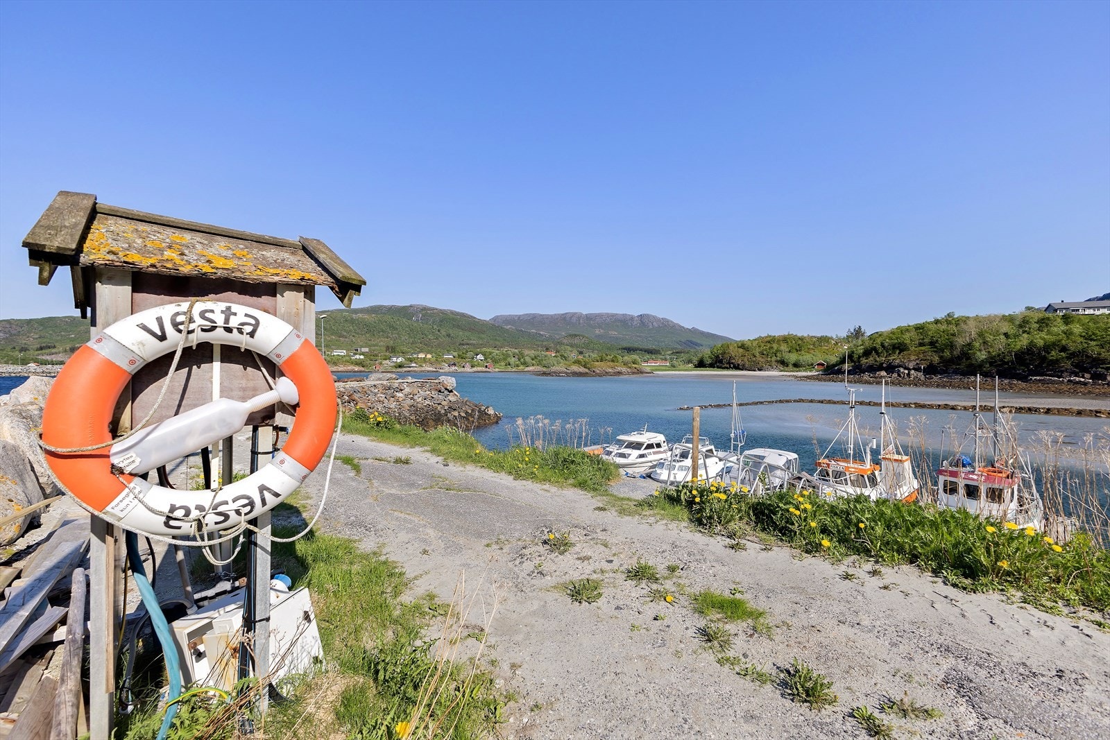 Det er 2 småbåthavner i Konsvikosen, denne ligger nærmest herværende hyttetomt. Galleribilde