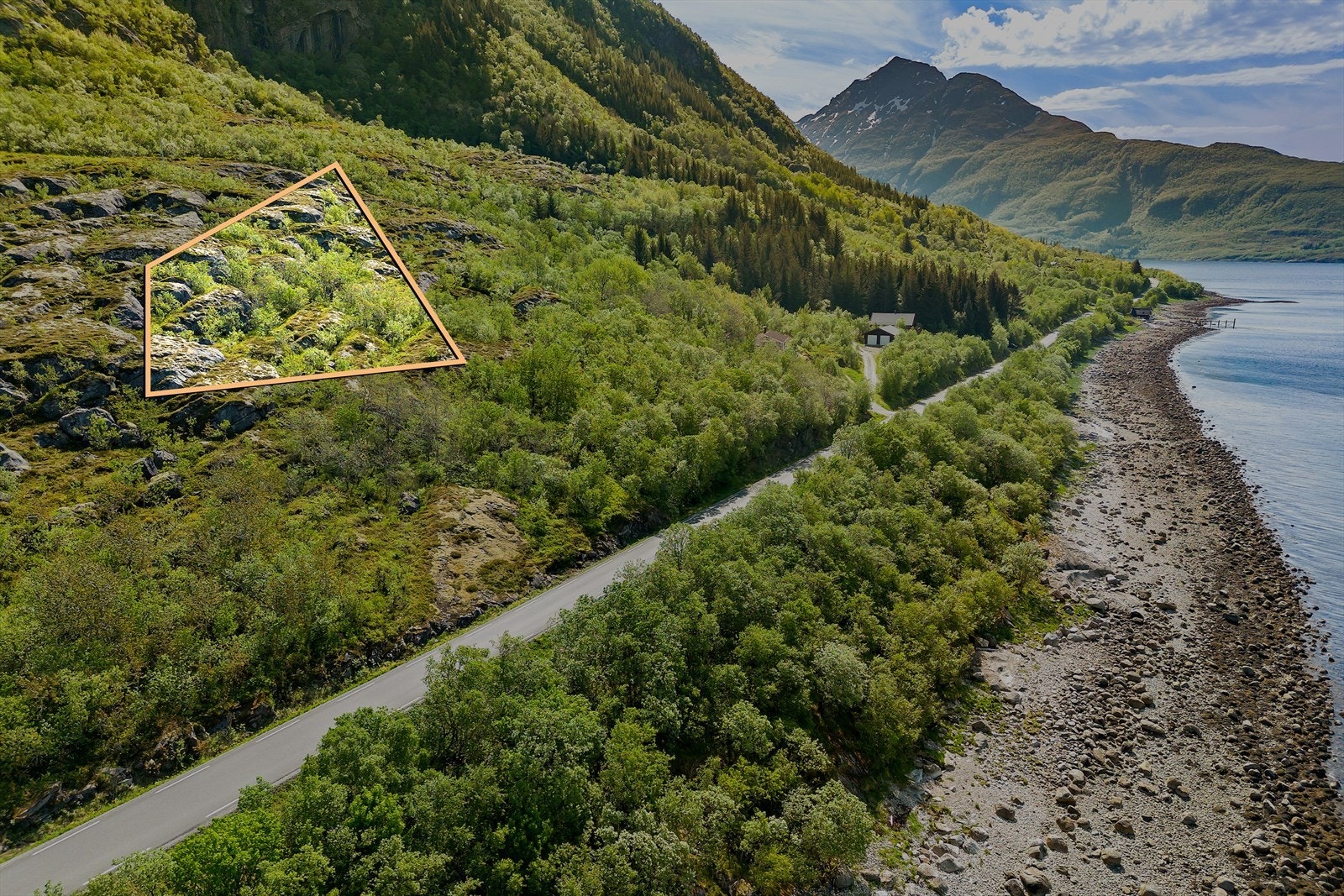 Konsvikosen, Lurøy fastland.. Ubebygd romslig hyttetomt med fantastisk utsikt. Grensene er illustrativt satt av fotograf, se SE-Eiendom for eksakt. Galleribilde