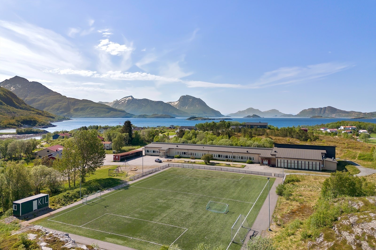 Konsvik skole, 1-9 klasse, med fotballbane og svømmehall. Galleribilde