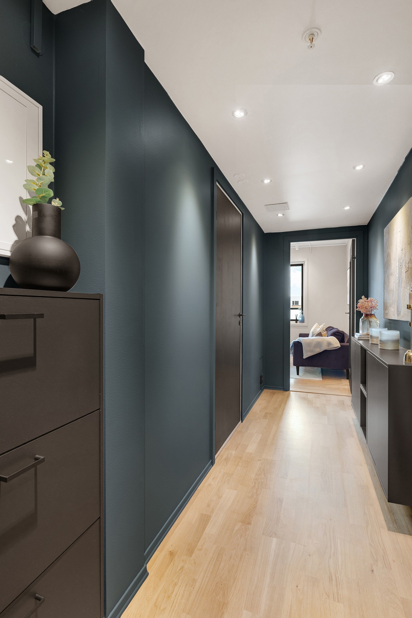 Det er egen garderobemed speildører i entreen. Galleribilde