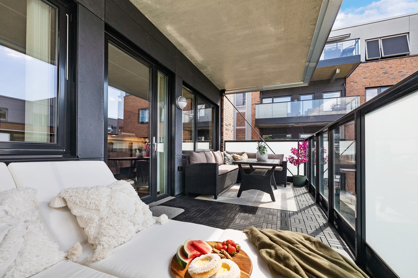 Koselig å invitere over venner og familie til middag ute på balkongen i sommer. Galleribilde