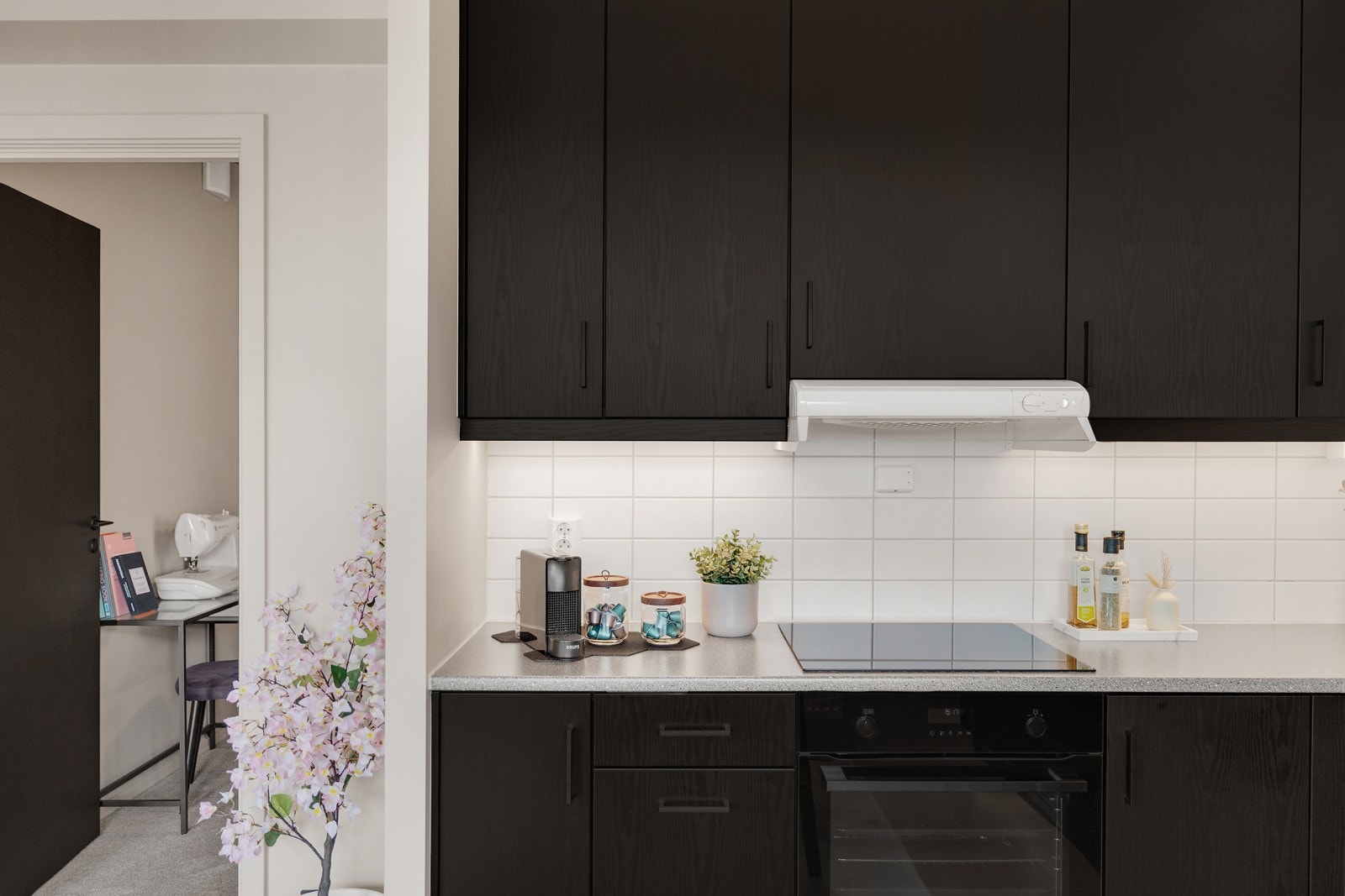 Kjøkkenet ble oppgradert med ny stekeovn med damp, samt integrert kjøleskap/frys fra AEG for kun et år siden Galleribilde