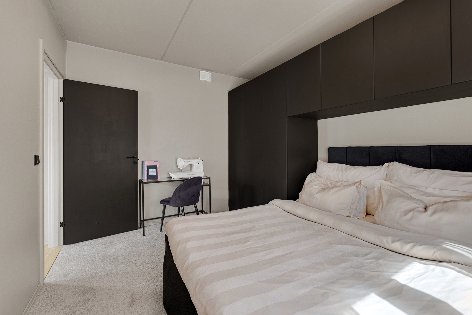 Soverommet har gulvteppe, samt god plass til dobbeltseng og nattbord. Galleribilde