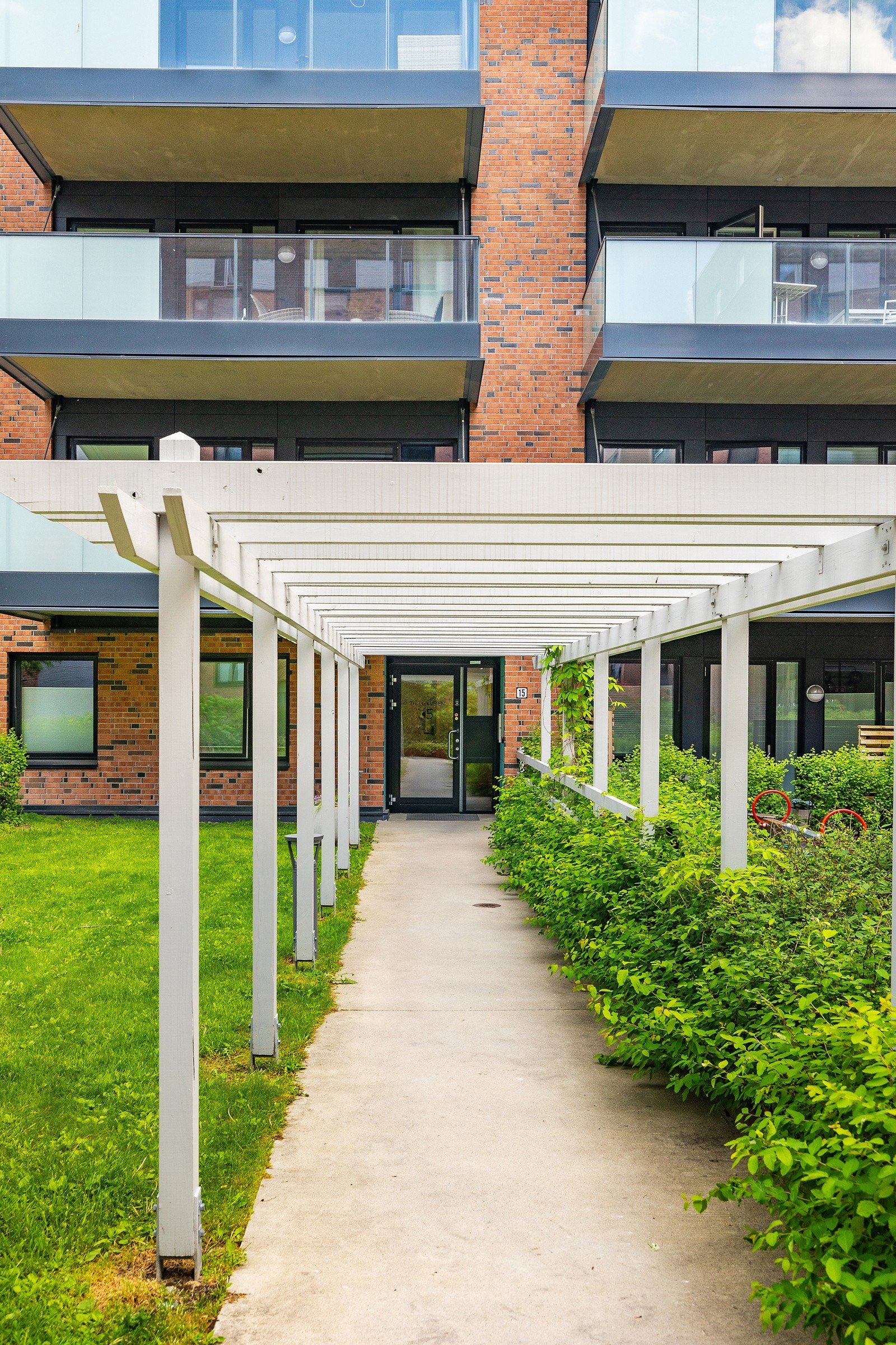 Inngang til borettslaget og leiligheten. Galleribilde