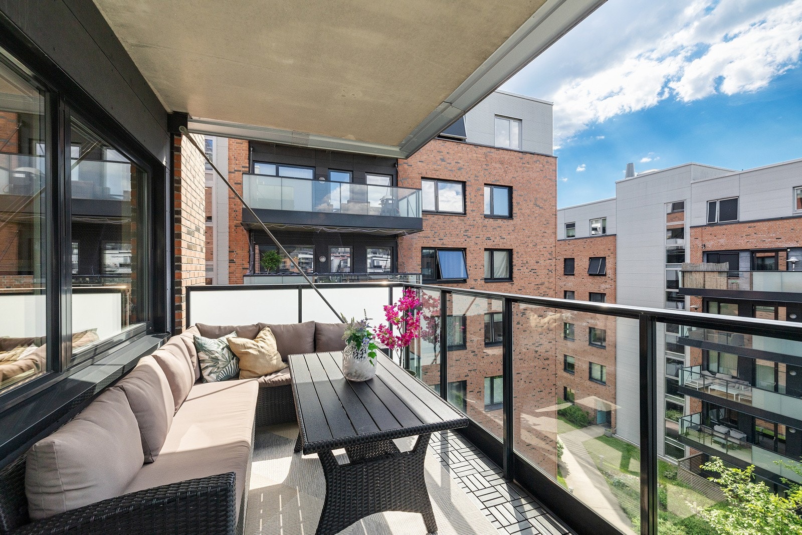 En meget lekker og moderne 2-roms leilighet i byggets 5.etasje med flott balkong på 13 kvm. Galleribilde