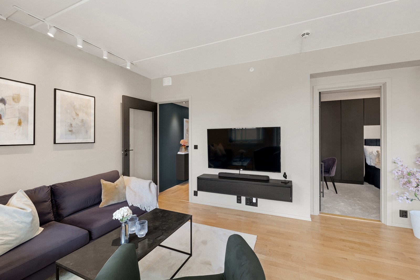 Det er gjennomgående lyse og delikate farge- og materialvalg i leiligheten som gjør den svært innbydende. Galleribilde