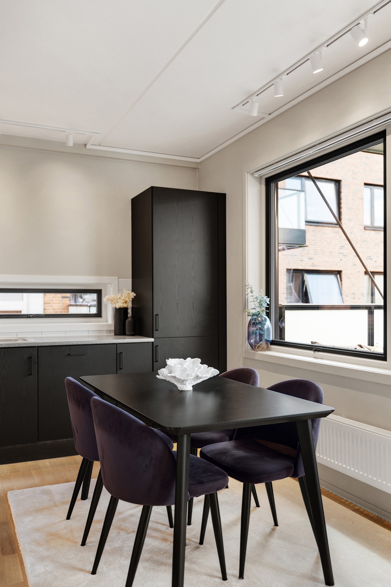 I kjøkkendelen er det fint å innrede med et lite, men praktisk spisebord for å utnytte plassen best mulig. Galleribilde