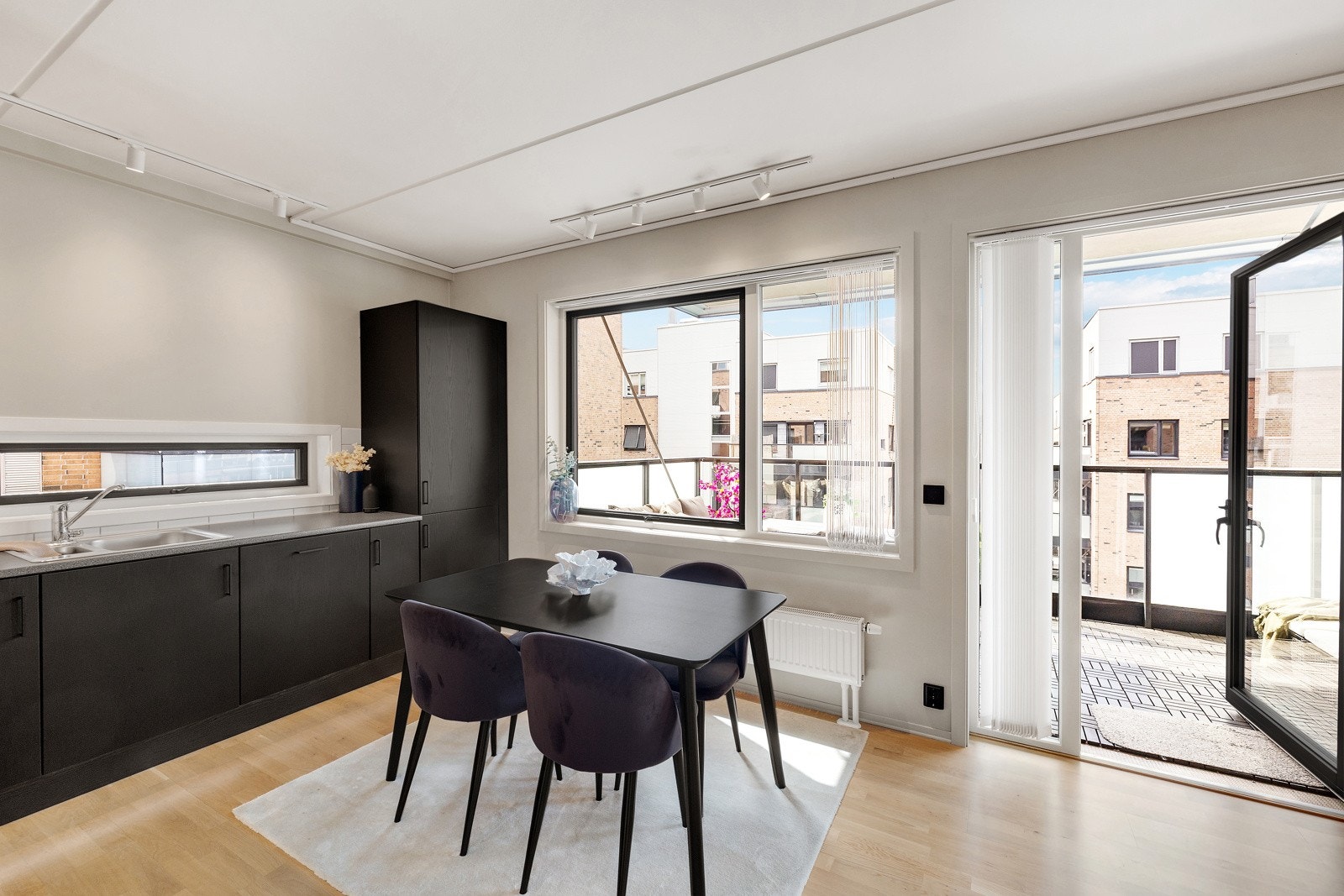 Det er direkte tilkomst til balkongen fra stue/kjøkken. Galleribilde