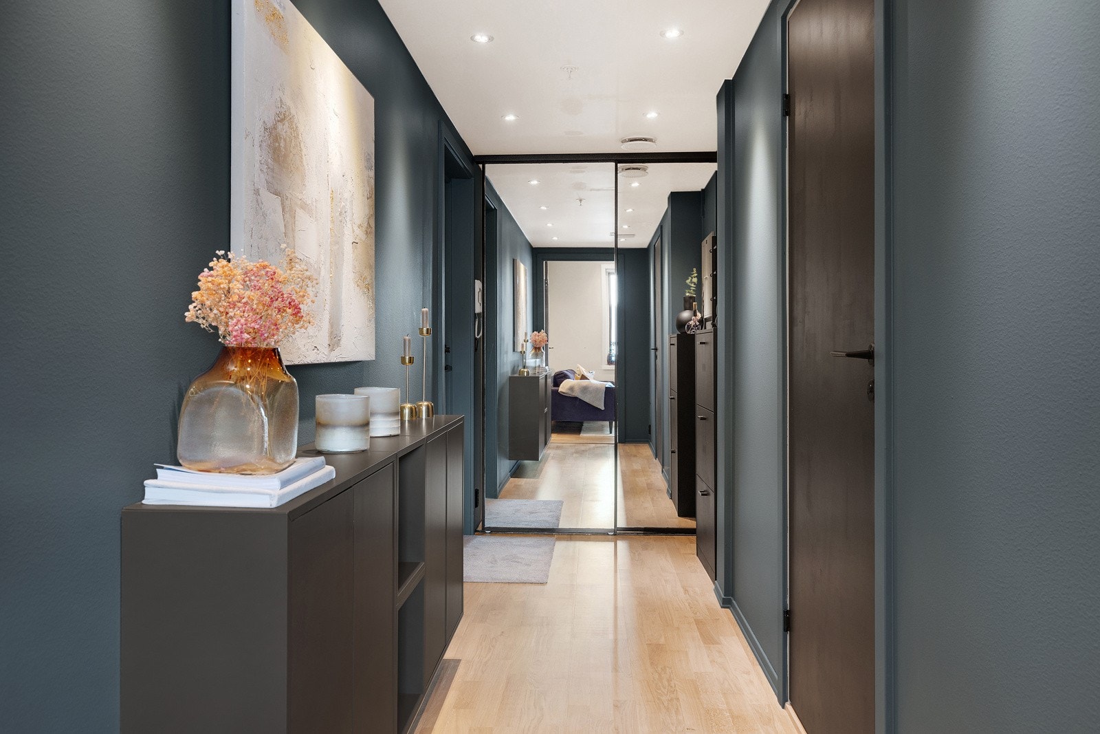 Entreen er et koselig første møte med leiligheten. Galleribilde