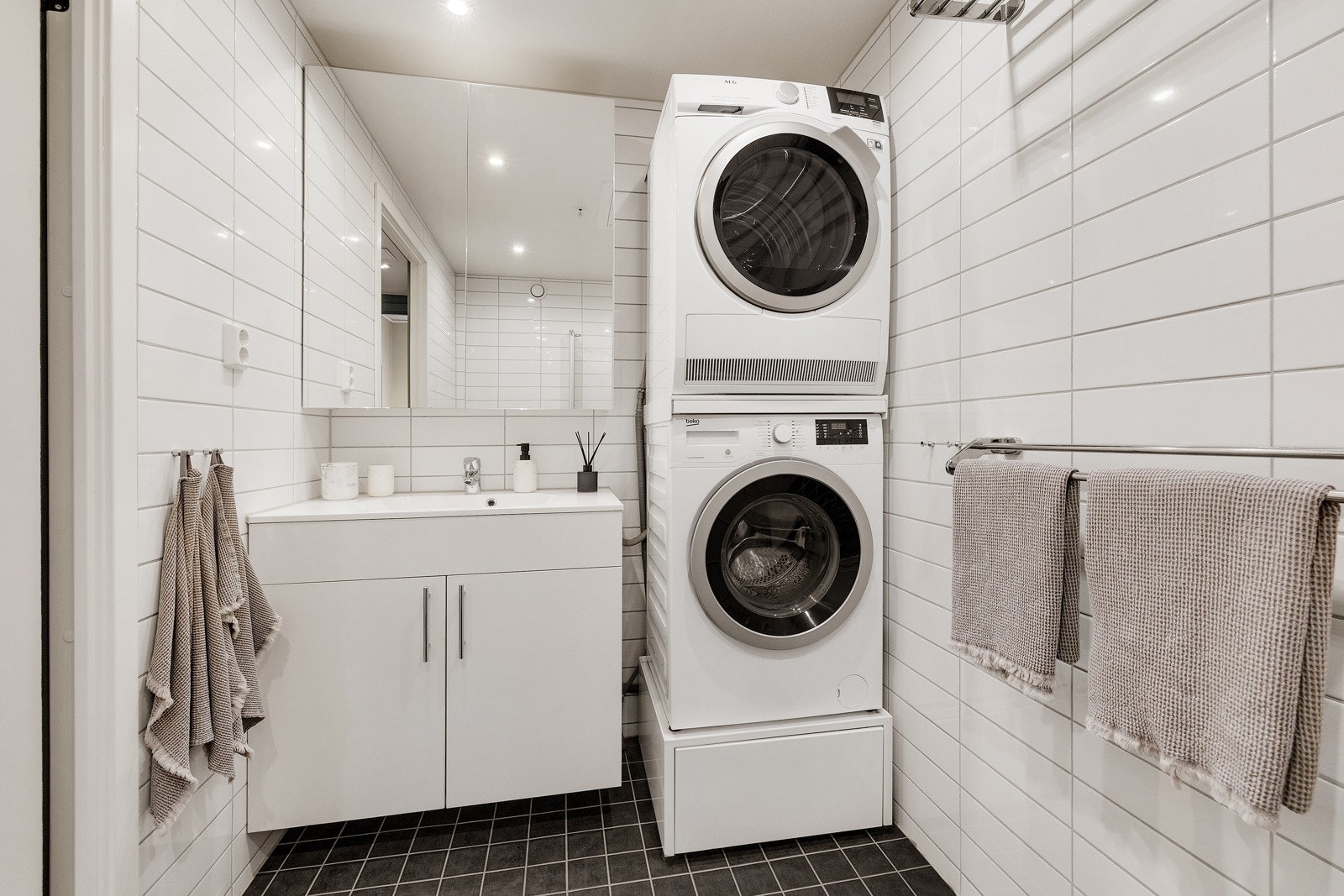 Det gis mye lys til rommet med downlight i taket, noe som også er gjennomgående i hele leiligheten. Galleribilde