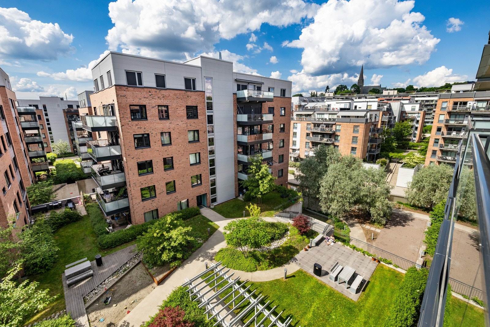 Det er koselige grøntarealer med benker og lekeapparater i borettslaget som du får utsikt til fra balkongen. Galleribilde