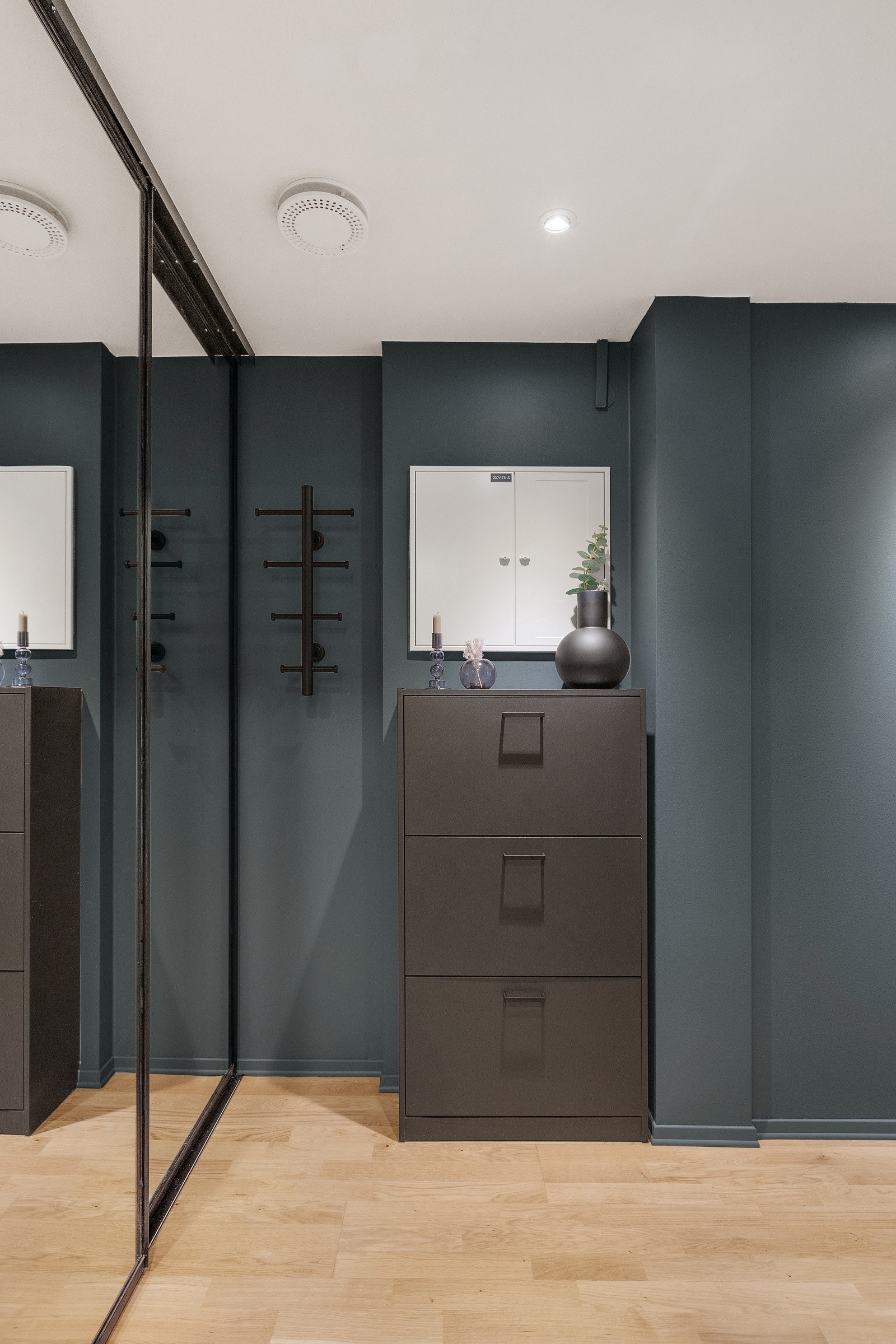 En lun og delikat farge på veggene i entreen som gir en fin kontrast til de lyse fargevalgene i stue og soverom. Galleribilde