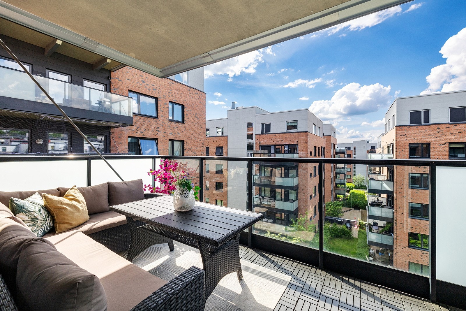 Balkong på 13 kvm med fine solforhold som du kan nyte gjennom hele året. Galleribilde