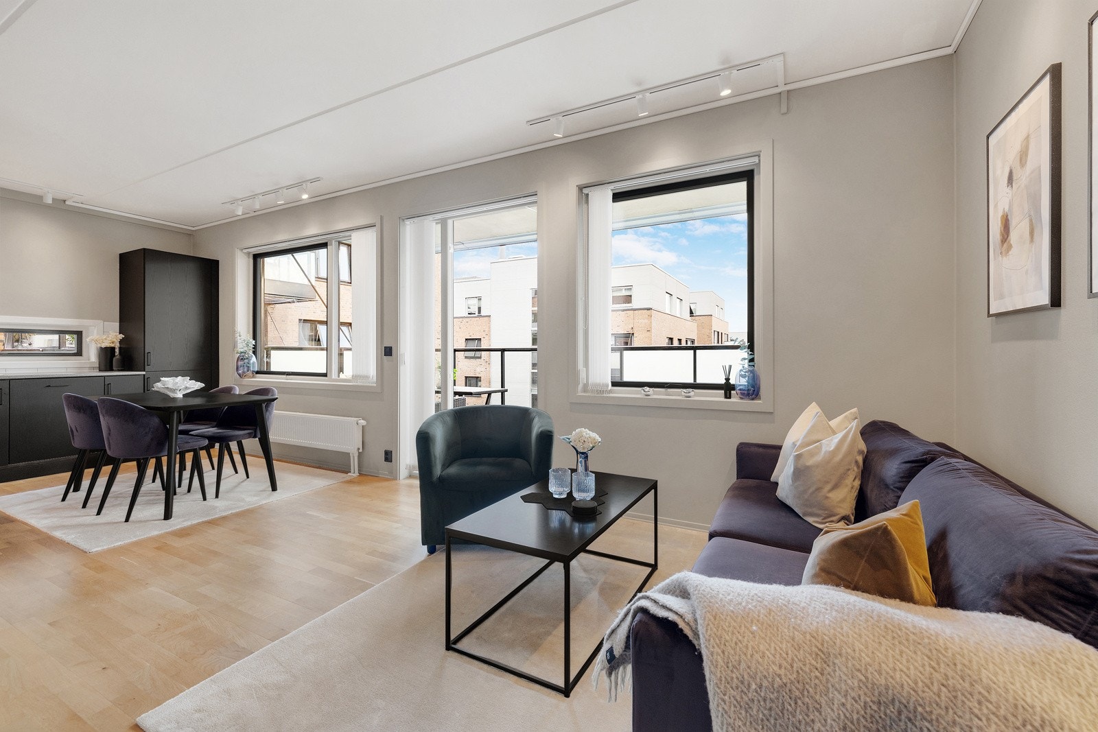 Stuen har plass til en hyggelig sofagruppe med tilhørende bord og medievegg. Galleribilde