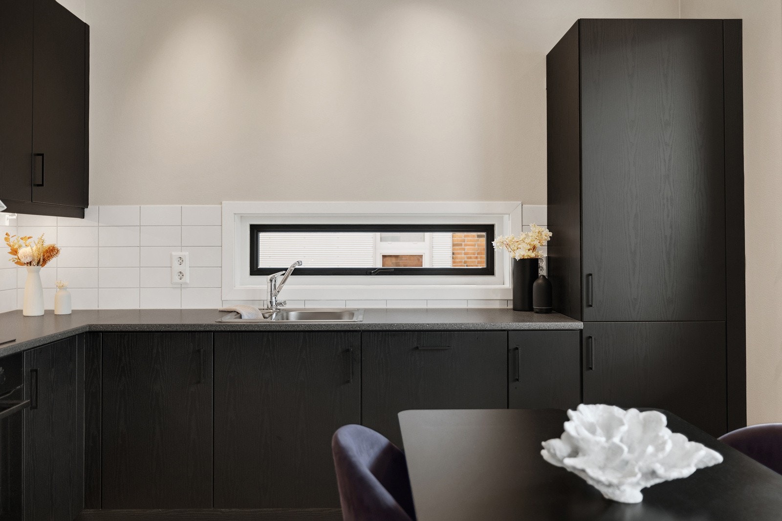 Kjøkkenet er fra Atlas kuchine med slette folierte fronter og laminat benkeplate med fliser på bakvegg. Galleribilde