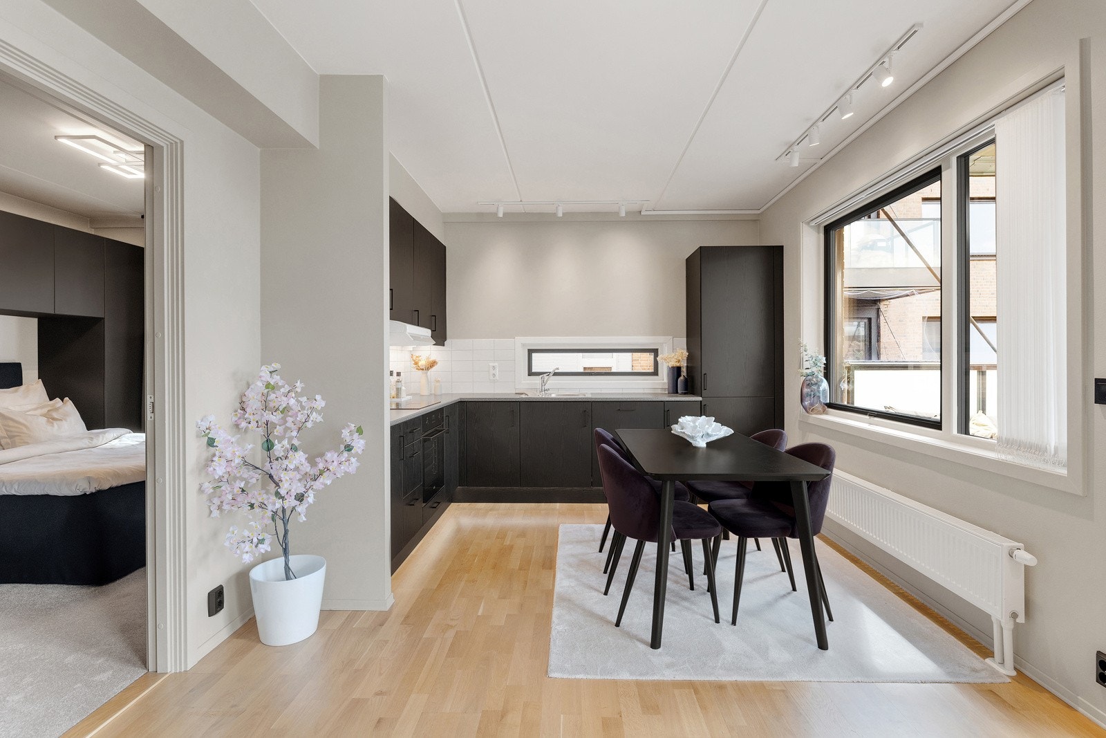 Leiligheten har flere moderne og praktiske moderniseringstiltak fra de siste 3 årene som setter sitt preg på kvalitet og stil. Galleribilde