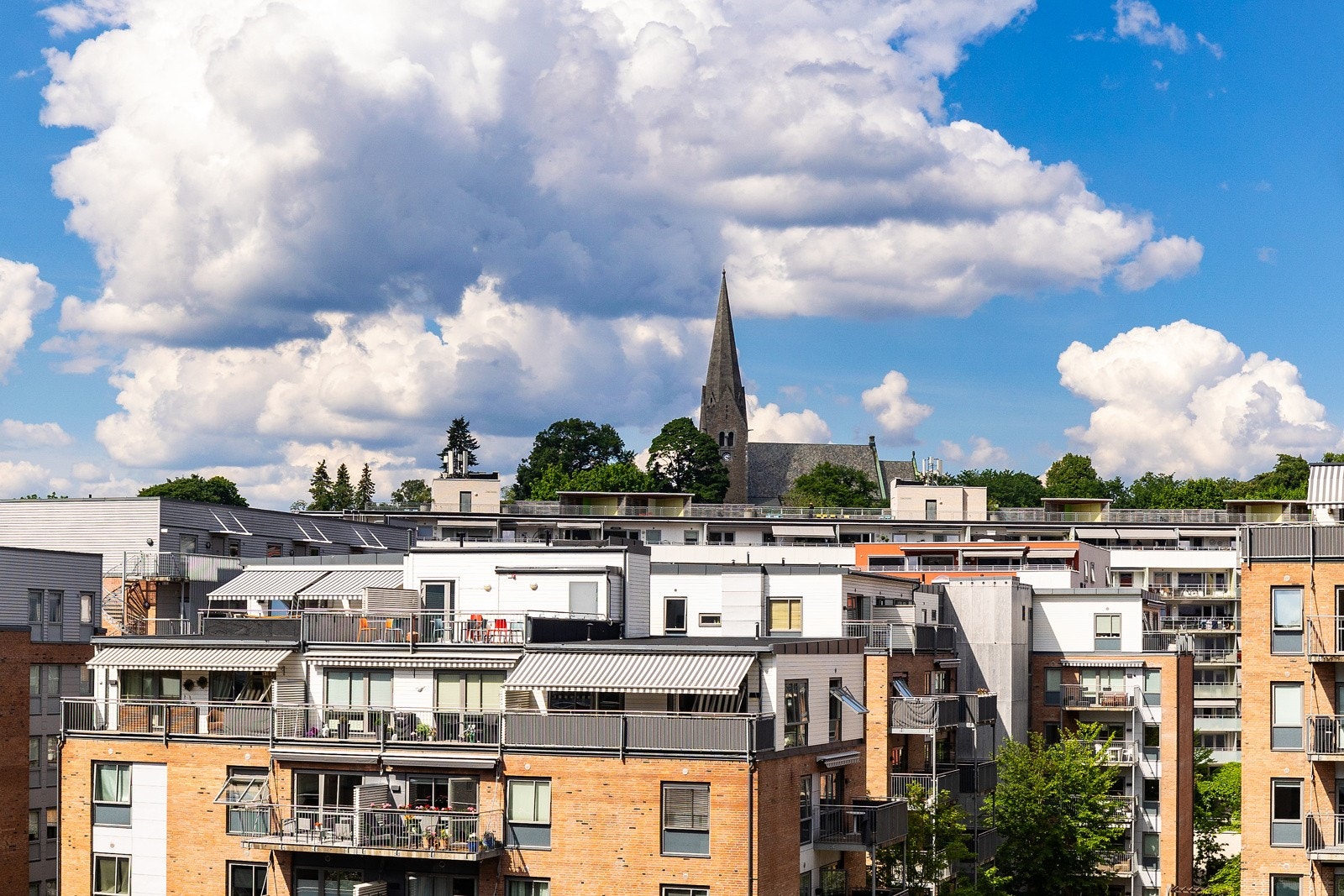 En fin utsikt fra balkongen og leiligheten ut mot nærområdet. Galleribilde