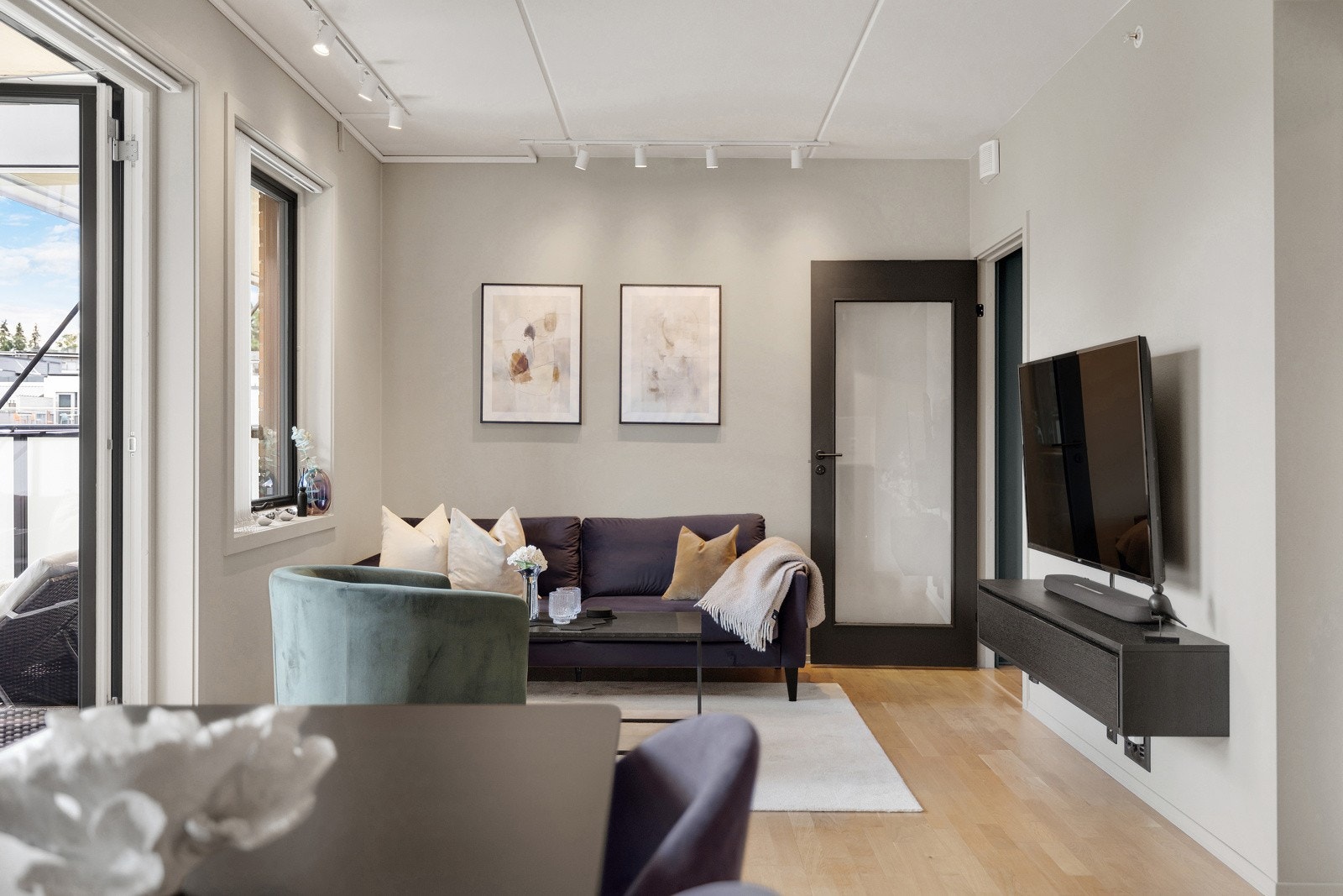 Stuen er lun og koselig, slik som resten av leiligheten. Galleribilde