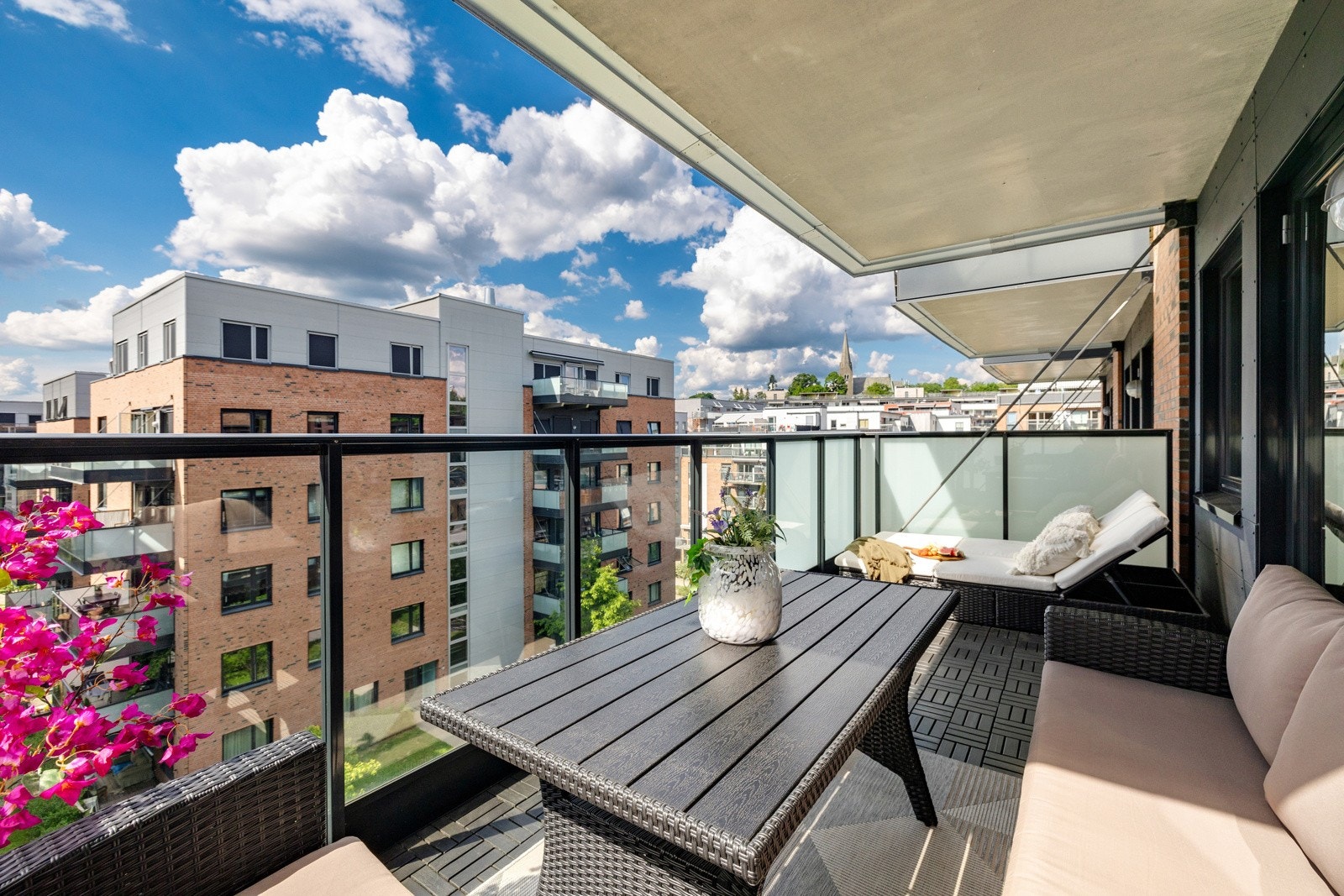 En romslig balkong som kan innredes med sittegruppe, solseng, grill etc.. Galleribilde