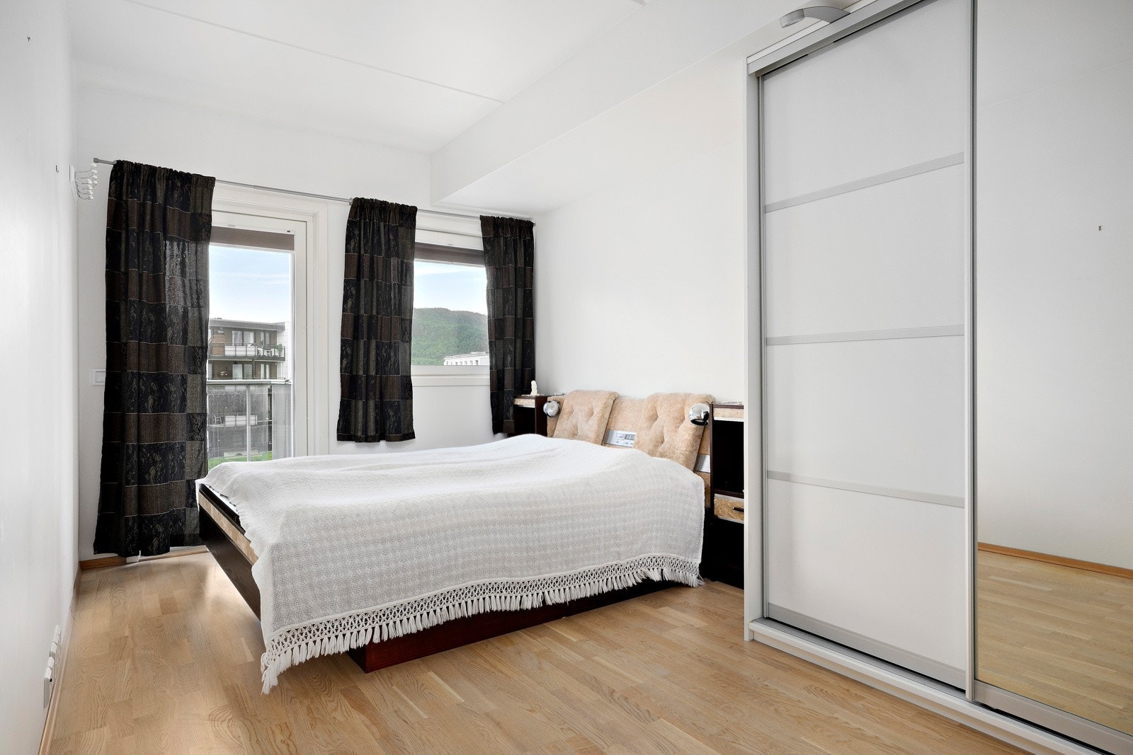 - Stort hovedsoverom med skyvedørsgarderobe Galleribilde