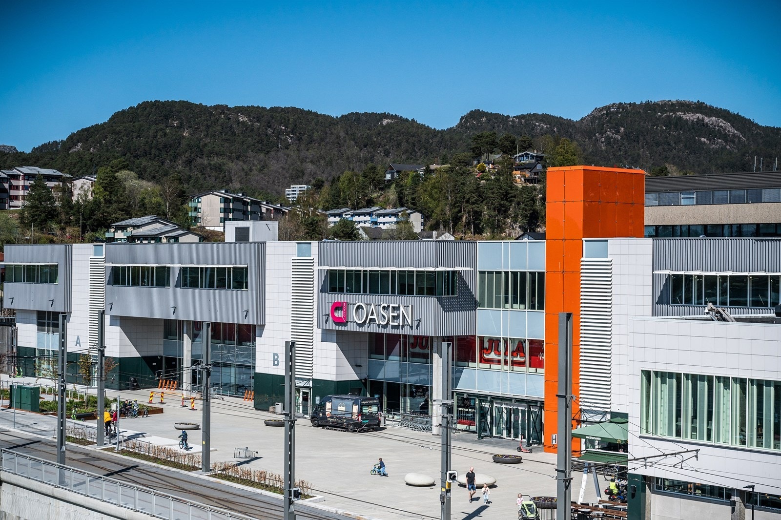 Kort vei til Oasen kjøpesenter med "alle" servicefasiliteter man skulle trenge i hverdagen. Galleribilde