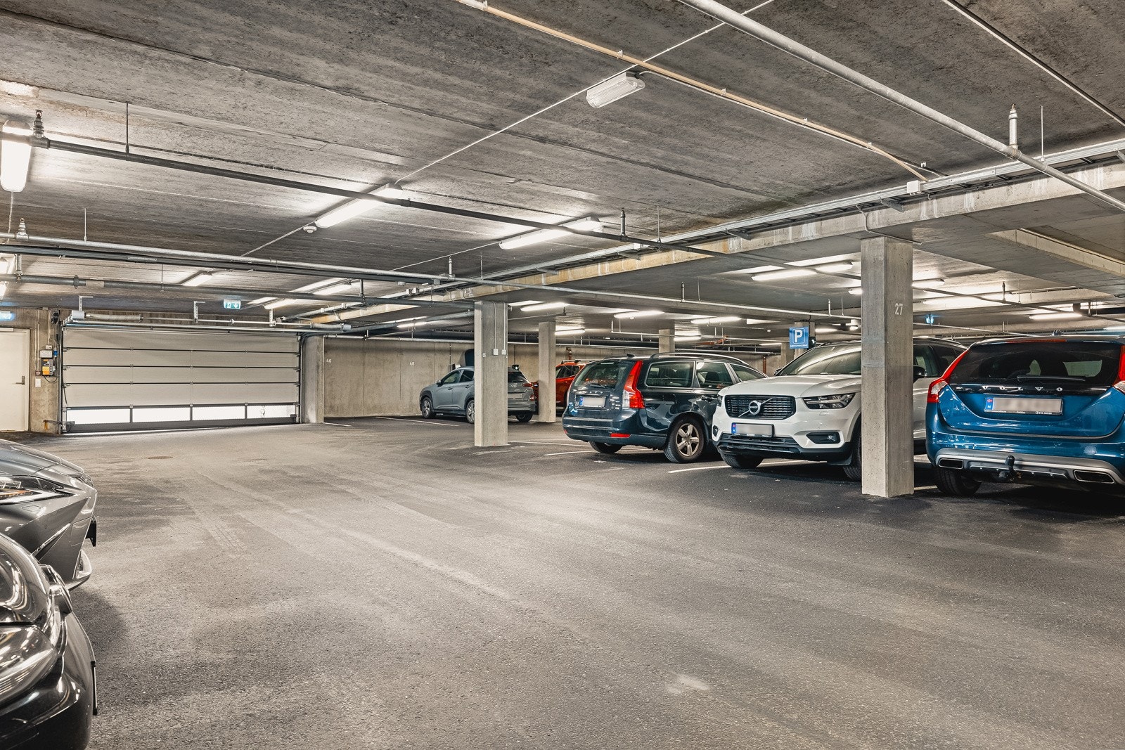 Leiligheten har to gode parkeringsplasser i felles garasjeanlegg (endeplasser). Det er lagt opp strøm til parkeringsplassene, samt opplegg for elbillader. Galleribilde