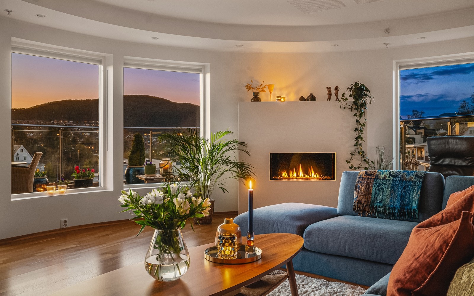 Stuen har gasspeis som varmer godt på de kaldeste dagene, og stikkontakt i gulv under teppe for å unngå ledninger fra vegger. Deilig terrasse på 34,5 kvadratmeter. Galleribilde