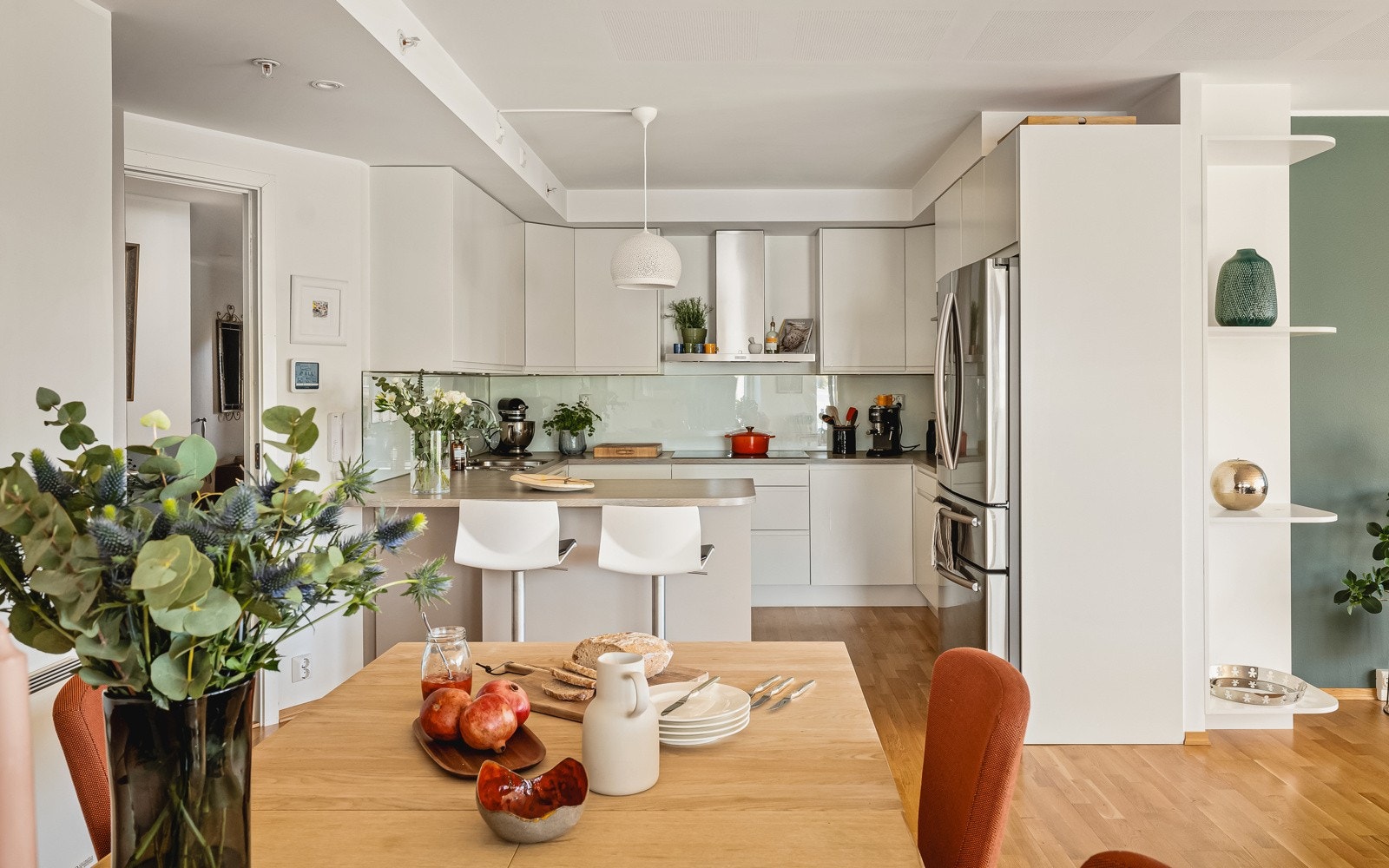 Kjøkkenet er meget pent og levert av kvalitetsleverandøren Sigdal med god skap- og benkeplass. Galleribilde