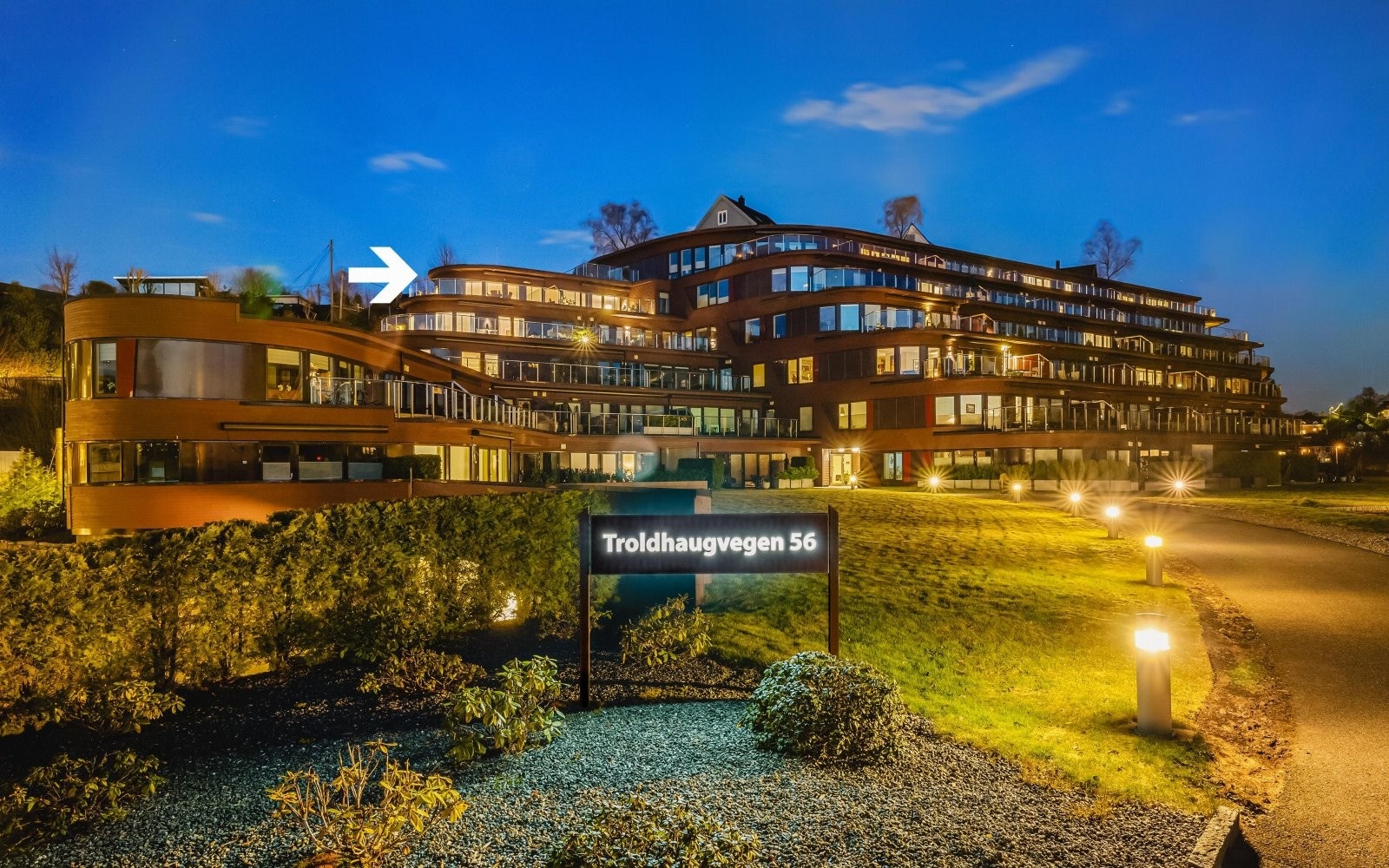 Leiligheten ligger i øverste etasje. Bygget har parkmessige grøntarealer i front, flotte fellesarealer, treningsrom og felles garasjeanlegg. Galleribilde