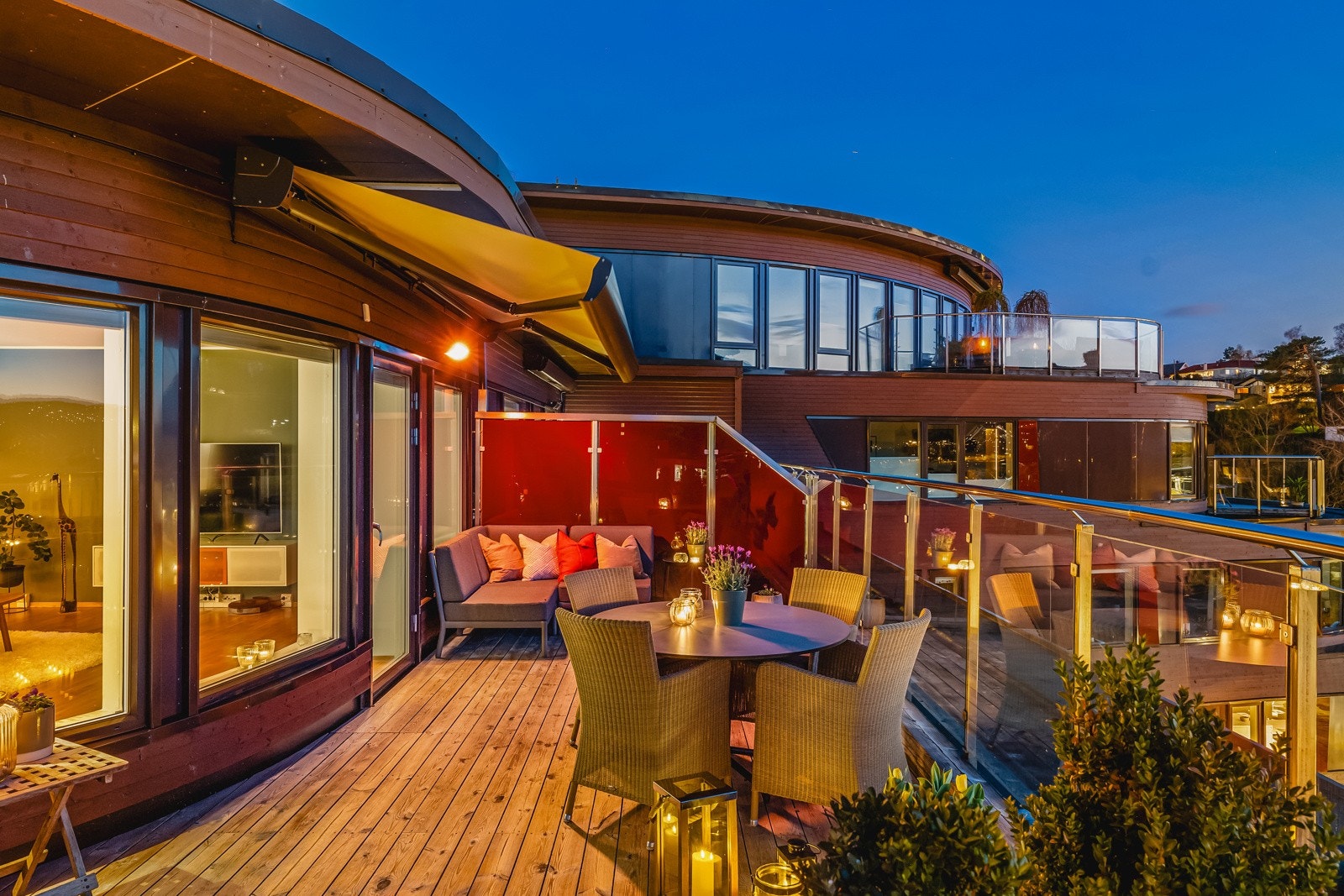 Balkongen har elektrisk, vanntett, markise og uttak for gassgrill. Galleribilde