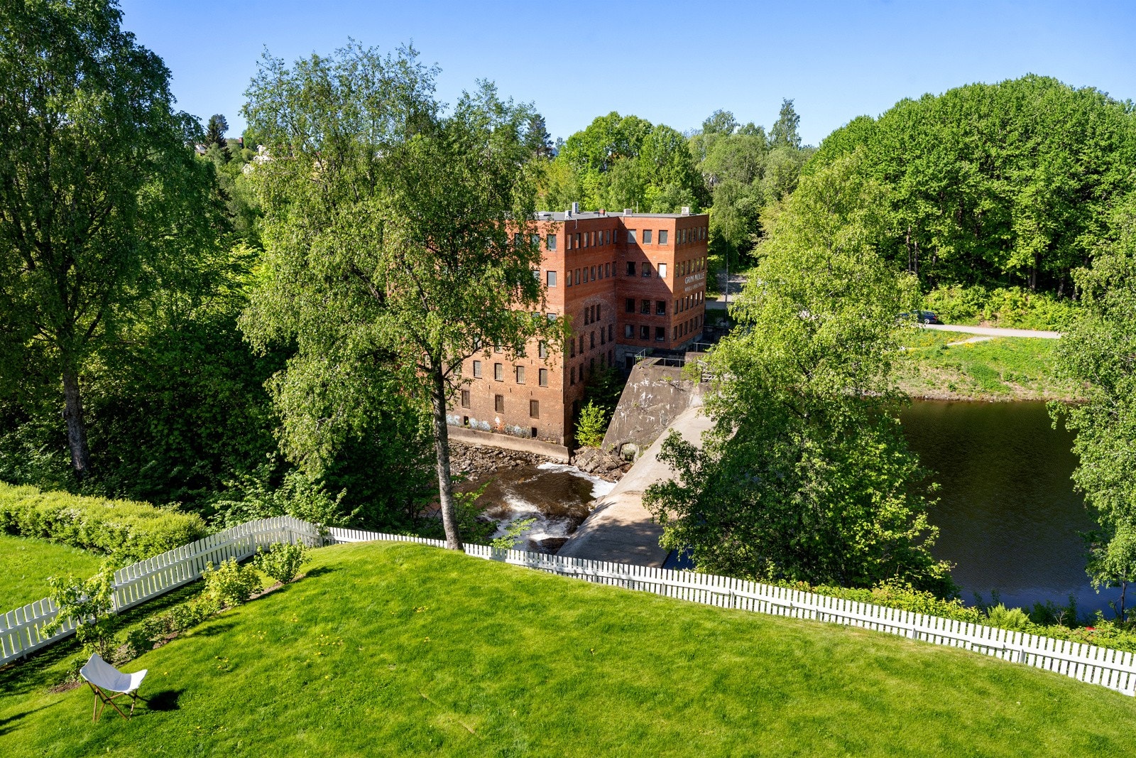 Utsikt fra hagen mot Grinidammen og gamle Grini Mølle. Galleribilde