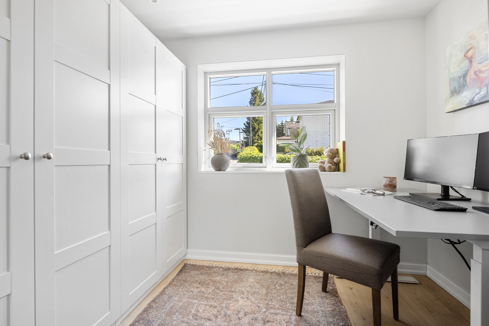 Soverom i 1.etasje som egner seg godt som gjesterom eller kontor. Stor garderobe. Galleribilde