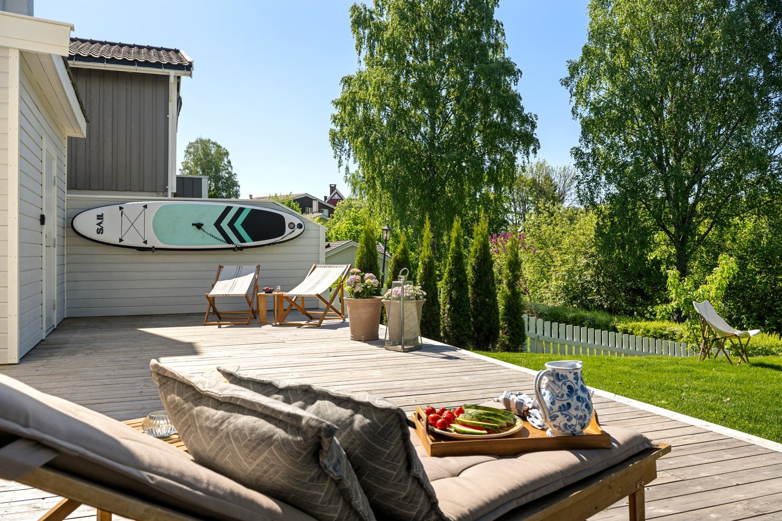 Markterrasse mot en pent opparbeidet hage. Galleribilde