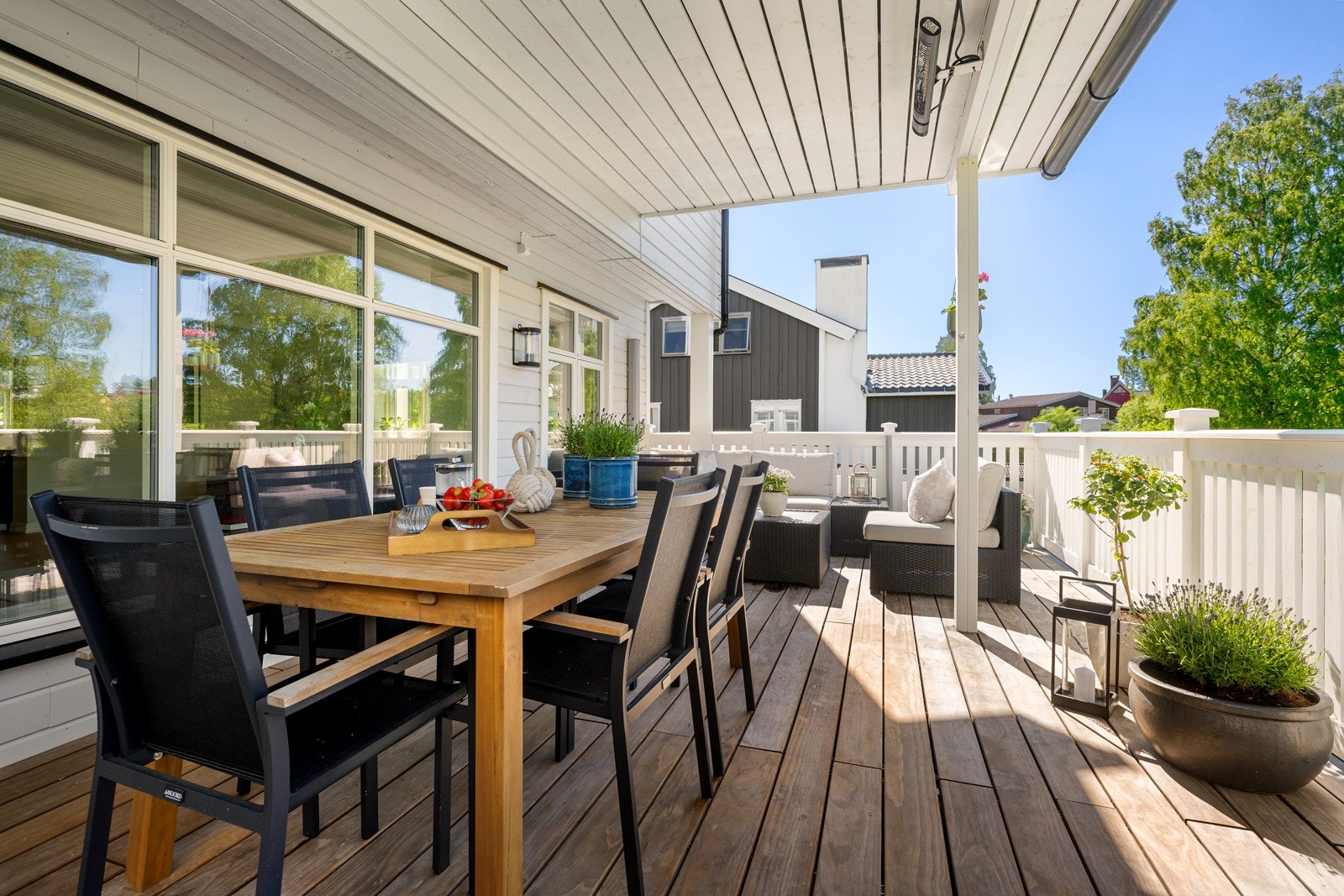 Tilrettelagt for lange sommerkvelder, ro og avslapning. Terrassen er perfekt for sommermiddager. Galleribilde