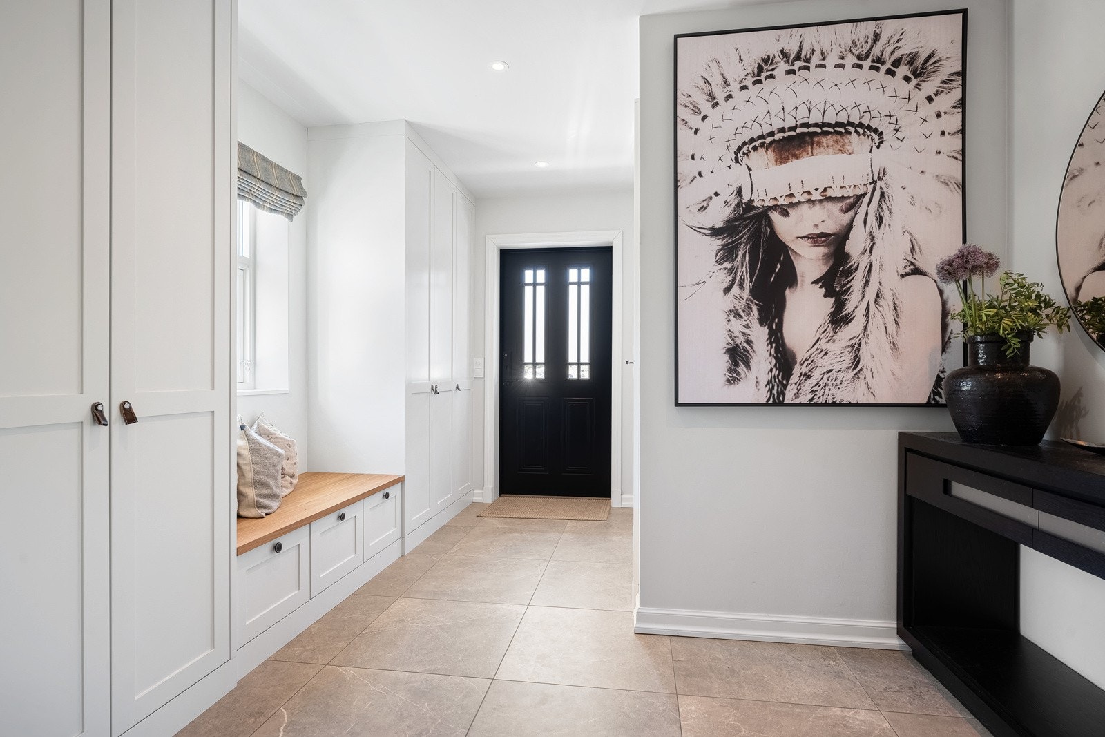 Inngangspartiet har rikelig med plassbygde garderobeskap fra Elen Møbelstudio og praktisk sittebenk med skuffer. Galleribilde