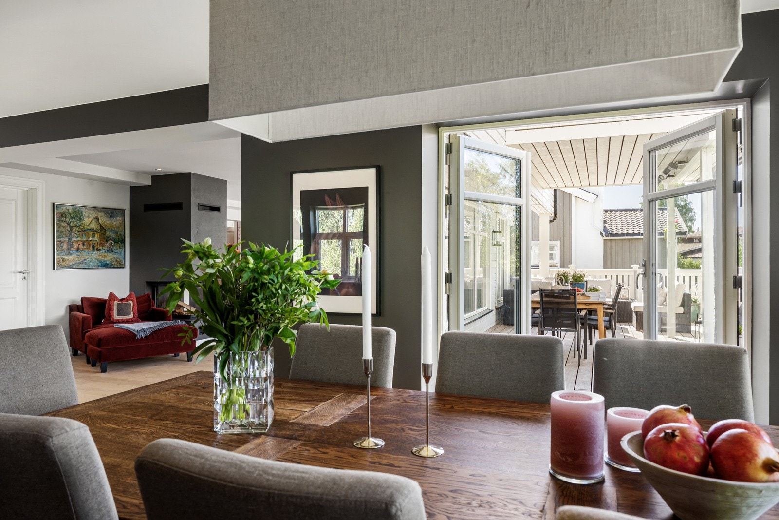 Fra spisestuen er det også utgang til den romslige og solrike terrassen på ca. 35 m2. Galleribilde