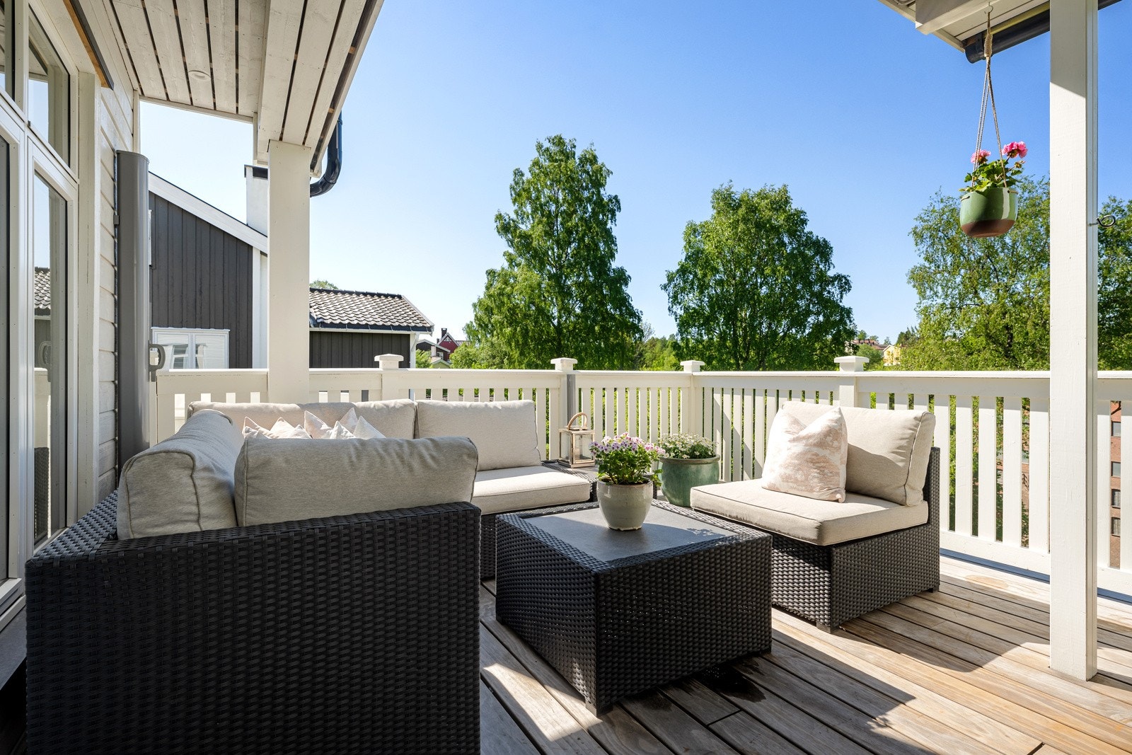 Terrassen er på ca. 35 m2 og rommer langbord og sofalounge. Galleribilde