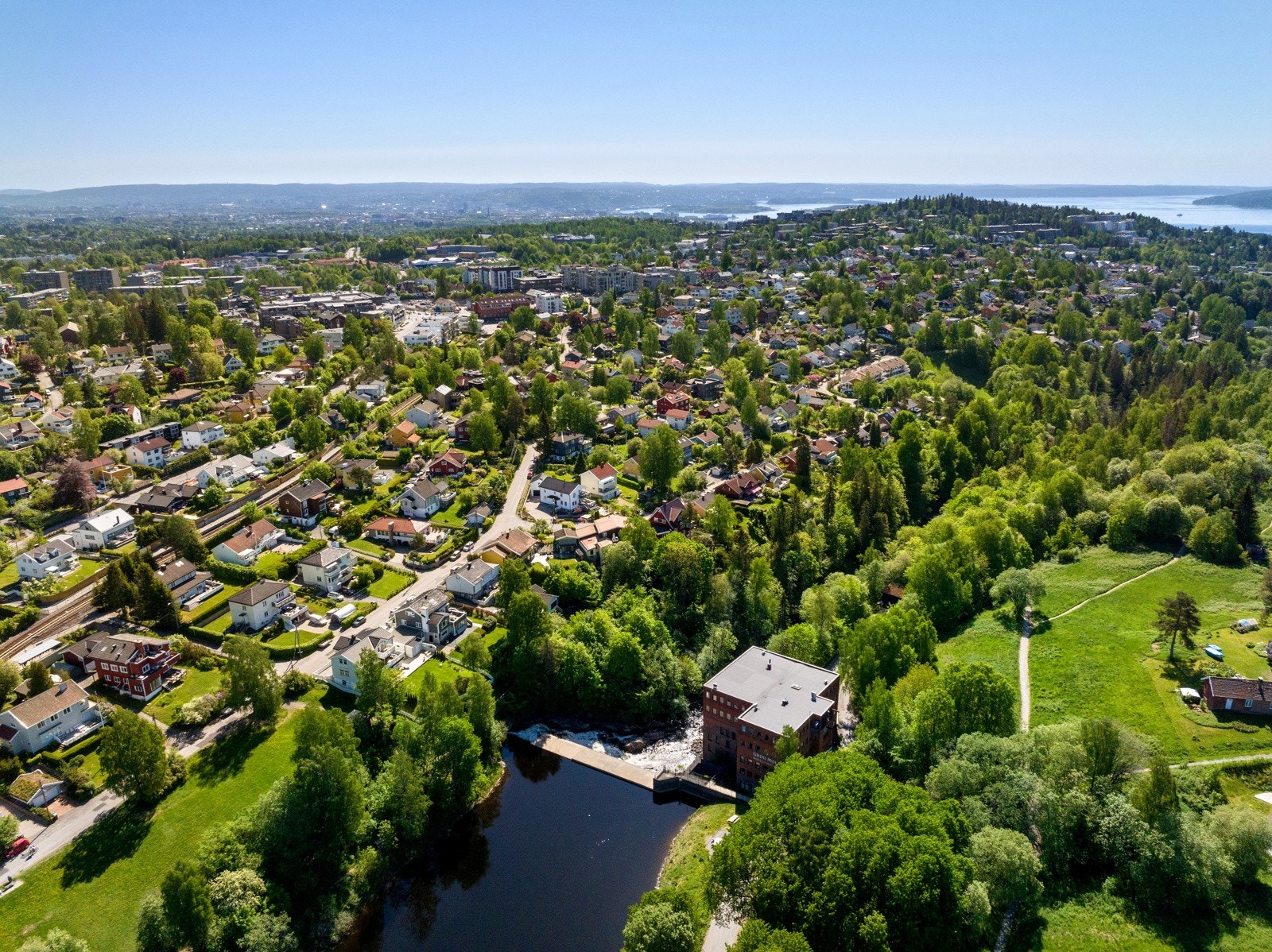 Oversikt over eiendommen og nabolaget. Området består av småhus og det er umiddelbar nærhet til t-bane, turområder og kort vei til Røa Sentrum. Galleribilde