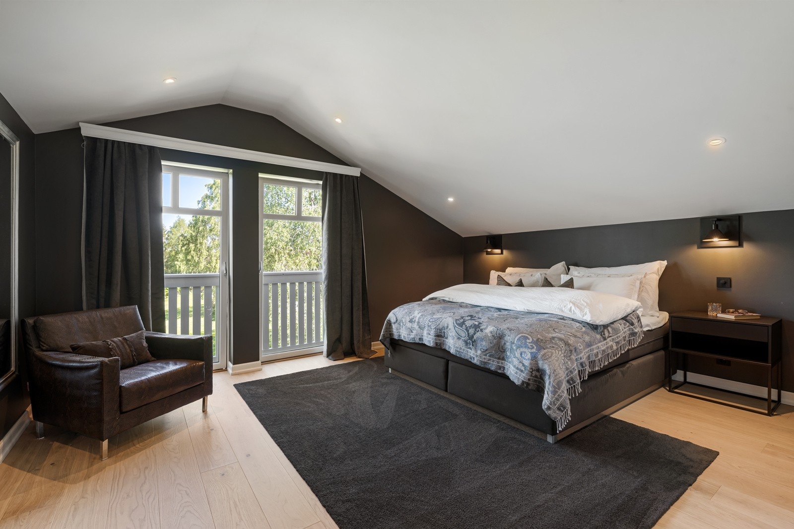 Hovedsoverom av ypperste klasse med god plass til dobbeltseng og tilhørende møbler. Fransk luftebalkong. Downlights i taket. Lekre gulv. Galleribilde