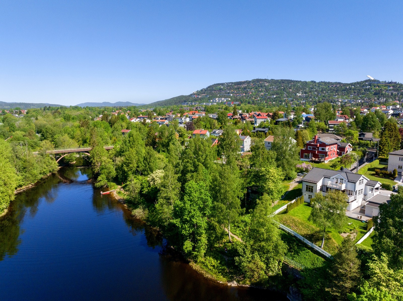 Særdeles attraktiv, barnevennlig og idyllisk beliggenhet i enden av blindvei ved Grinidammen. Galleribilde