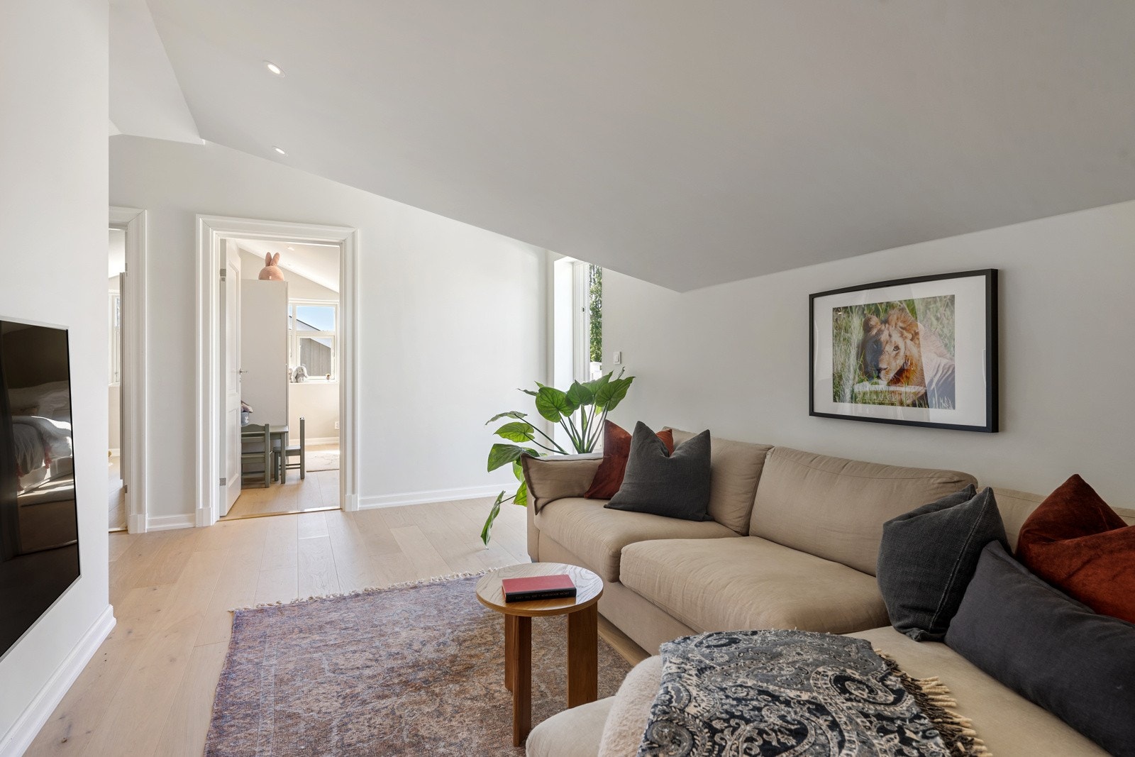 Ekstra stue i 2. etasje med sofa og veggmontert tv. Galleribilde