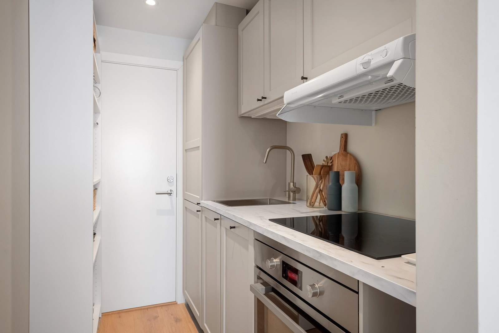 Kjøkken i hybel 2. Innredning fra Ikea med hvitevarer. Galleribilde