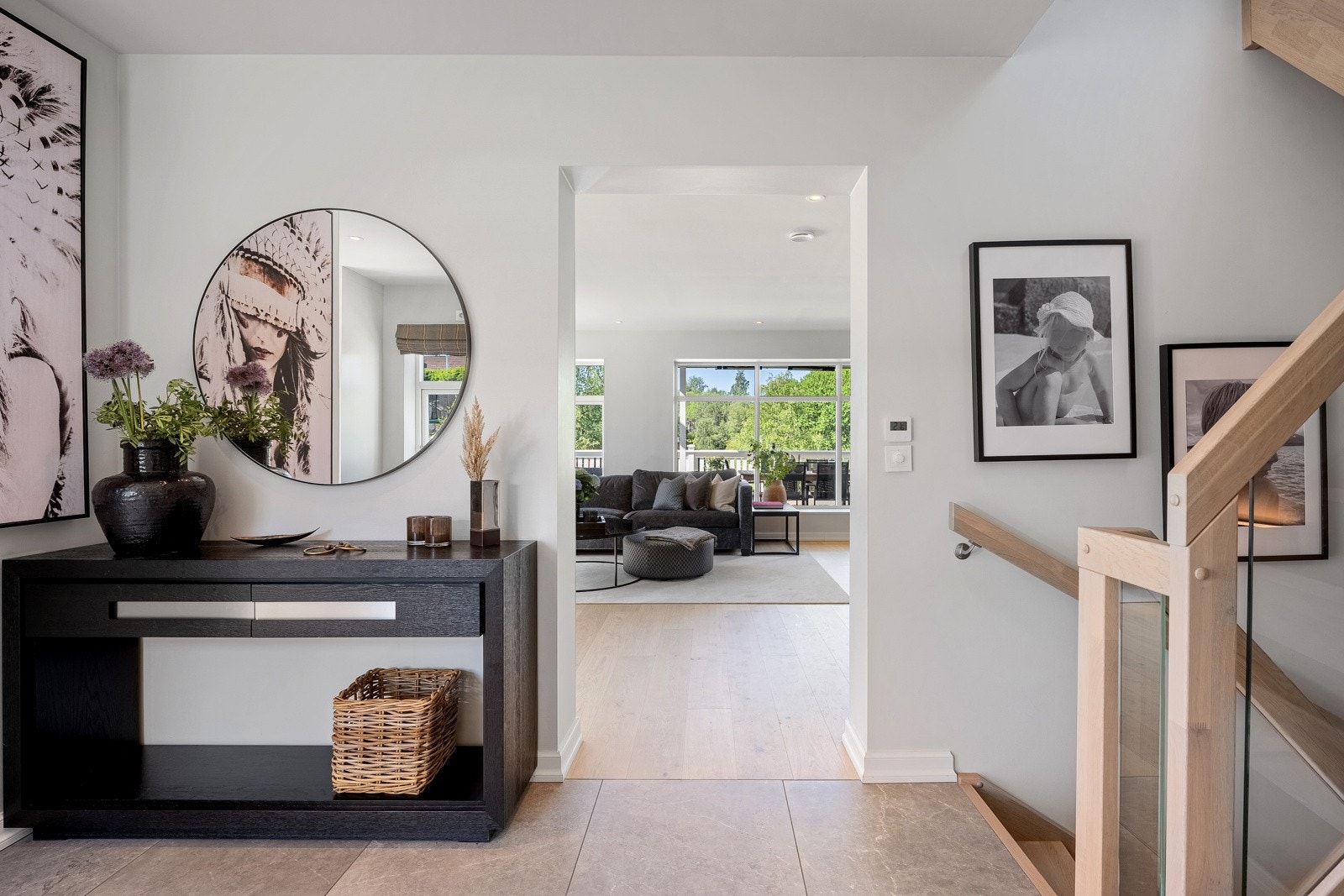 Fra hallen og inn til stuen. Hele huset har fått TG1. Galleribilde