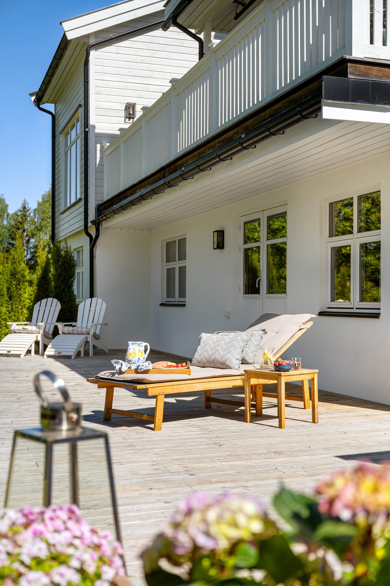 Her kan varme sommerdager nytes til det fulle. Markterrassen er på ca. 59 m2. Galleribilde