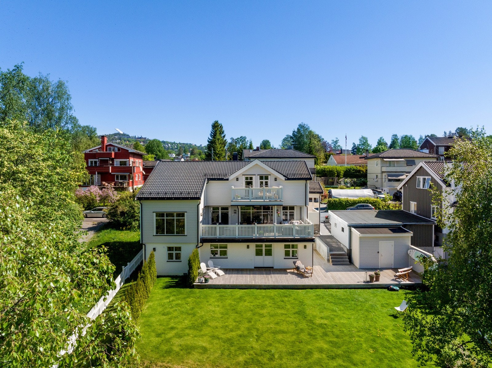 Strøken enebolig med høy standard fra 2020/21. Solrik hage og uteplasser. Galleribilde
