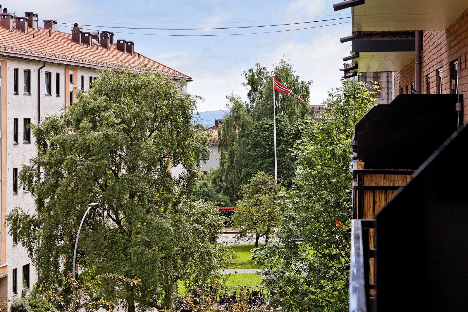 Hyggelig utsyn mot en pent opparbeidet bakgård. Galleribilde