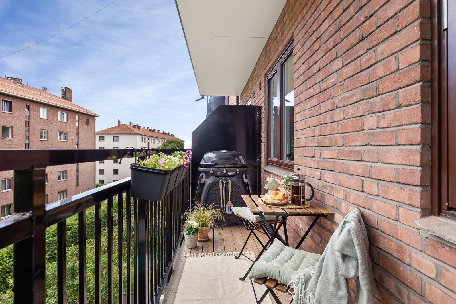 Den østvendte balkongen på ca. 5,3 m², med sol fra morgen til tidlig ettermiddag. Galleribilde